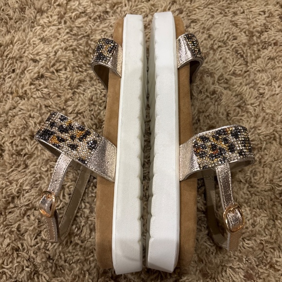 Very Volatile Black/White/Silver Sandals with Platform Sole Size 9 - Picture 7 of 8